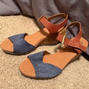 Clarks Collection “Helio Jet” sandals in navy suede and tan leather